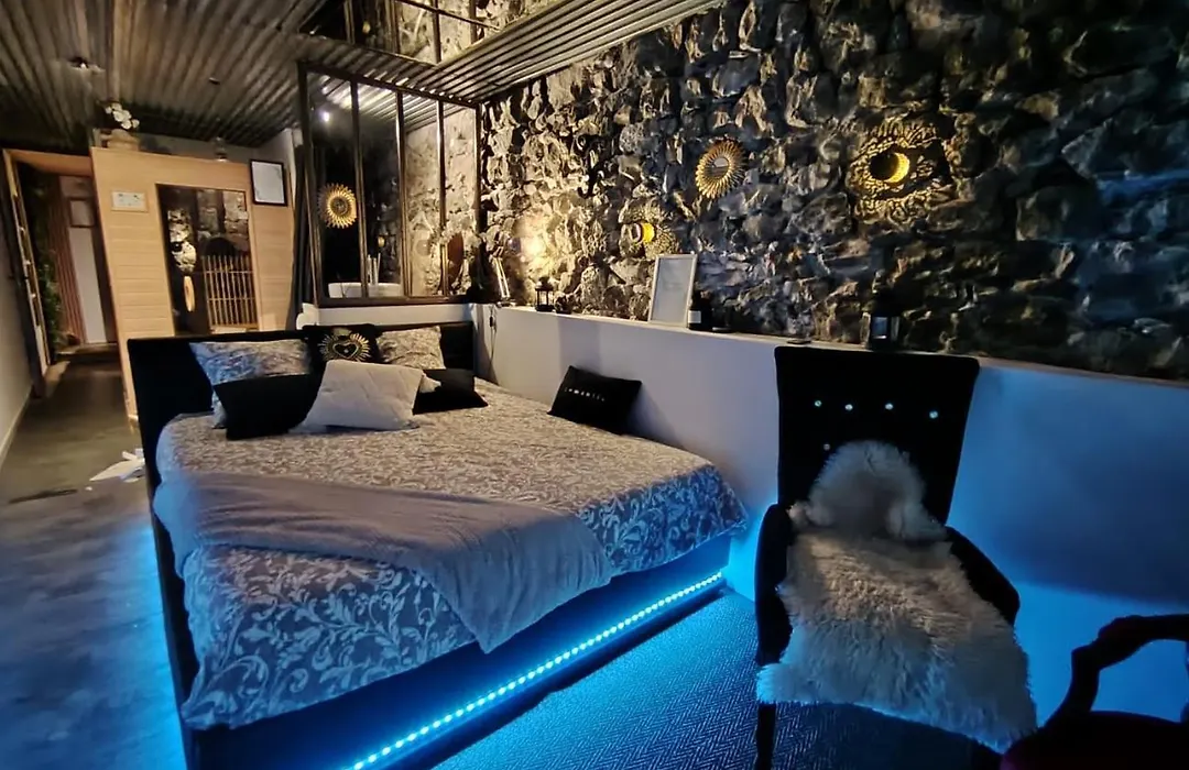 Sweet Loft Grenoble-Love Room avec jacuzzi&sauna-1