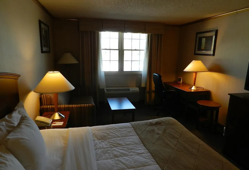 Ramada By Wyndham Williamsburg And Wasserbahn Waterpark-1