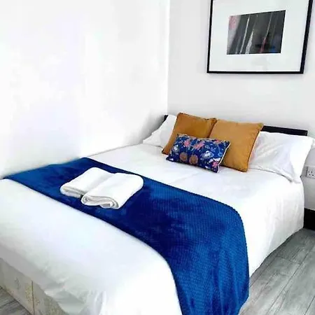 Studio Apartment in London-2