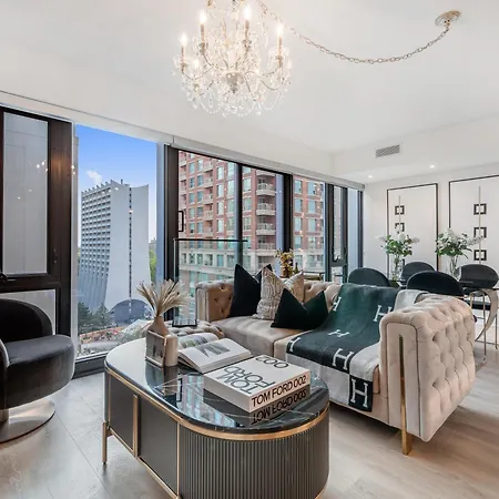 Yorkville Plaza Suites - Pool & Hot Tub-3