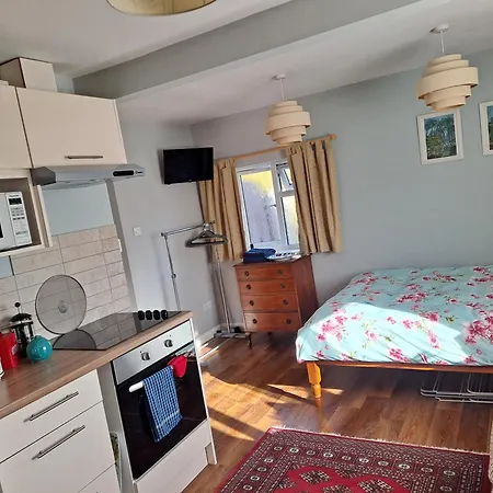 Cheltenham Studio Apartment-2