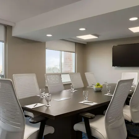 Embassy Suites By Hilton Toronto Airport-3