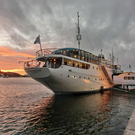 Maelardrottningen Yacht Hotel-3