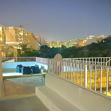 Follow The Sun Boutique Hostel - Pool, Breakfast & Sea Views-2