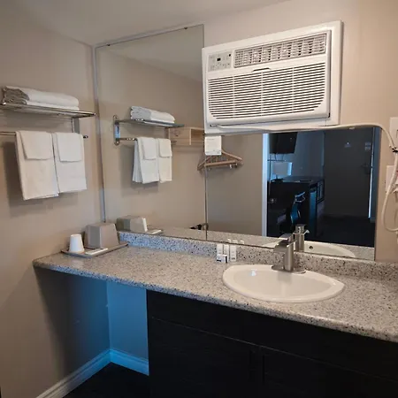 Super 8 By Wyndham Guelph-2