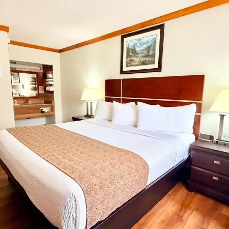 Travelodge By Wyndham Golden Sportsman Lodge-2