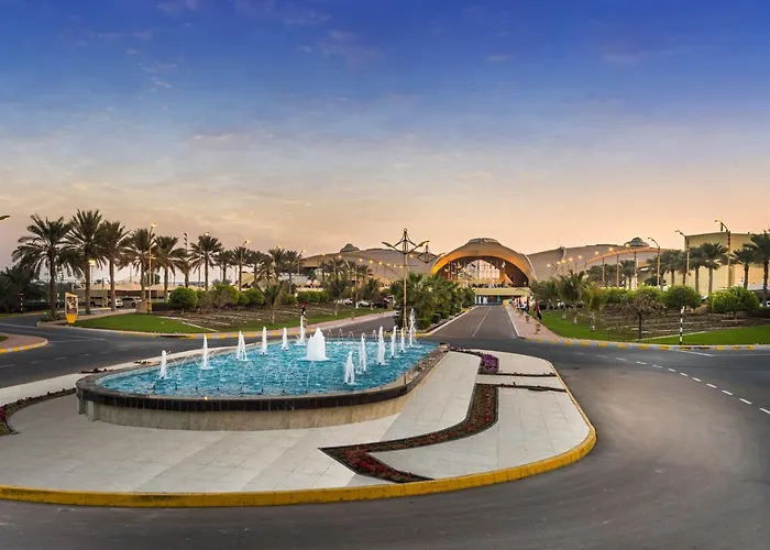 Hotel with pool: Officers Club & Hotel