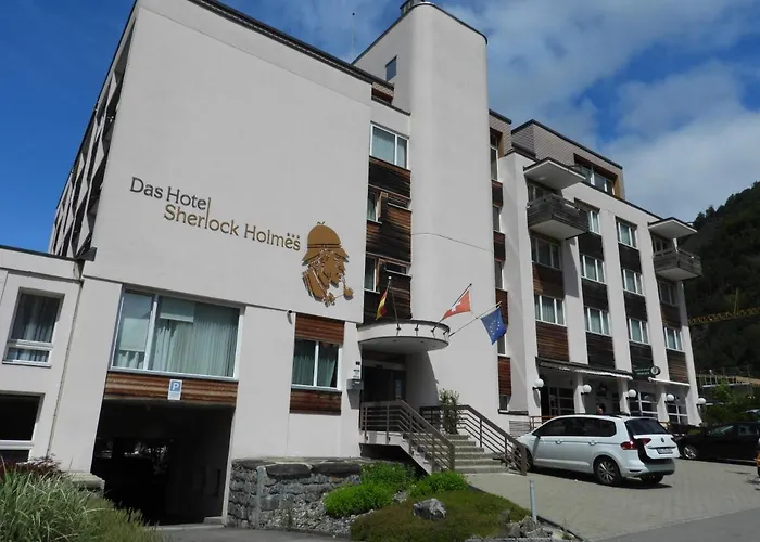 Günstiges Hotel: Hotel Sherlock Holmes&Khana Restaurant nur 200 m zur Gondelbahn Hasliberg