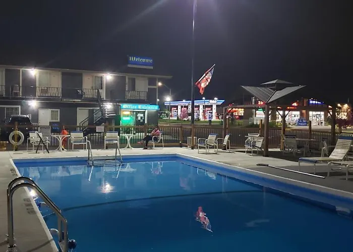 Hotel with pool: Niagara Falls Courtside Inn