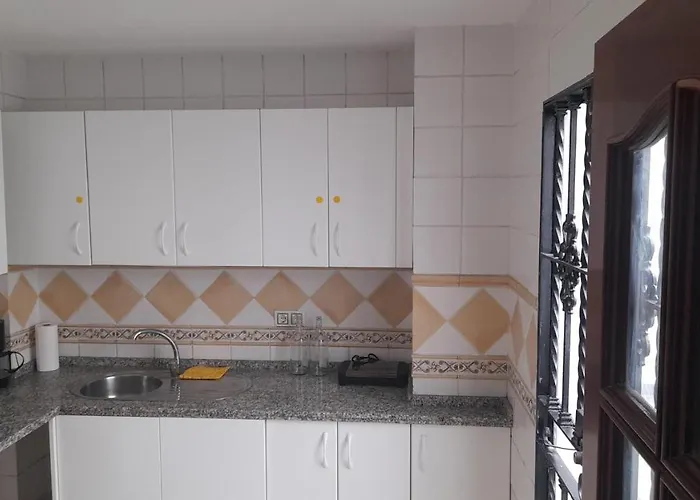 Lodge: Casa Independiente En Nervion Junto A Parada Del Metro