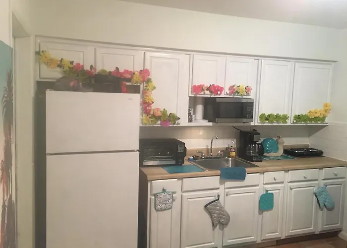 Airport - Men Only Hostel - Free - Wi-Fi - Parking - Long Term Welcome