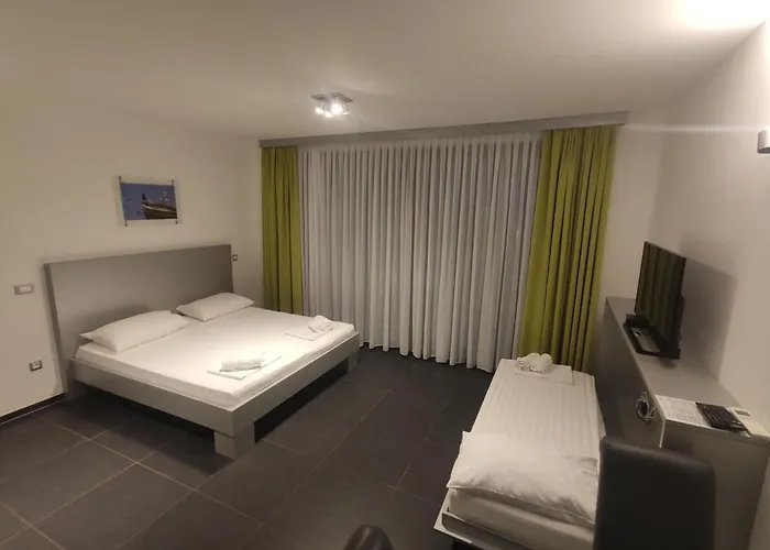 Whitehouse Apartments