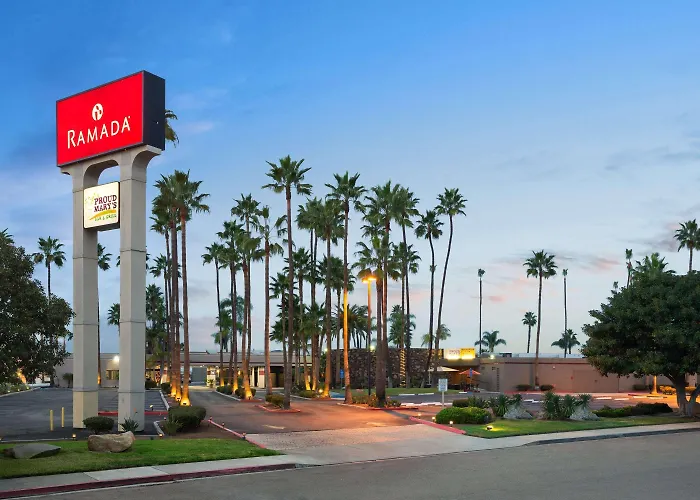 Hotel with pool: Ramada By Wyndham San Diego North Hotel & Conference Center