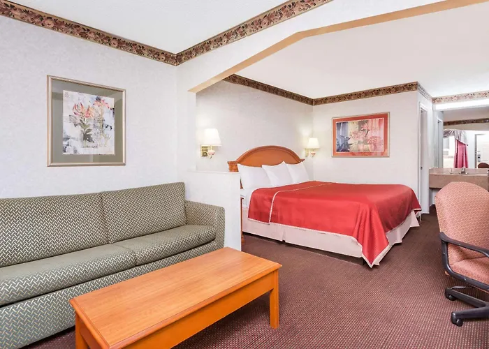 Hotels Close to Airport Regency Inn & Suites-Hamilton Place