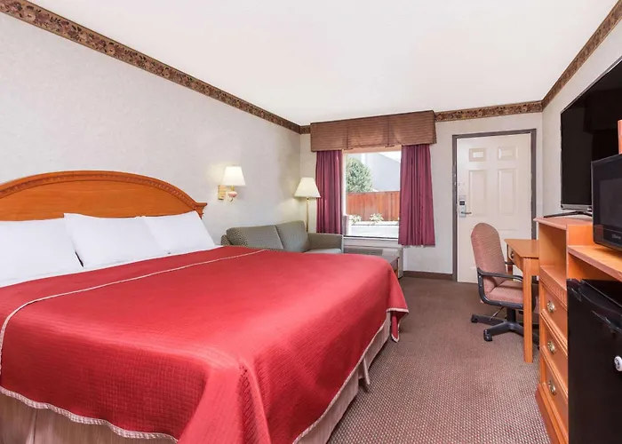 Hotels Close to Airport Regency Inn & Suites-Hamilton Place