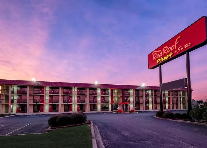 Hotel with pool: Red Roof Inn Plus+ Huntsville - Madison