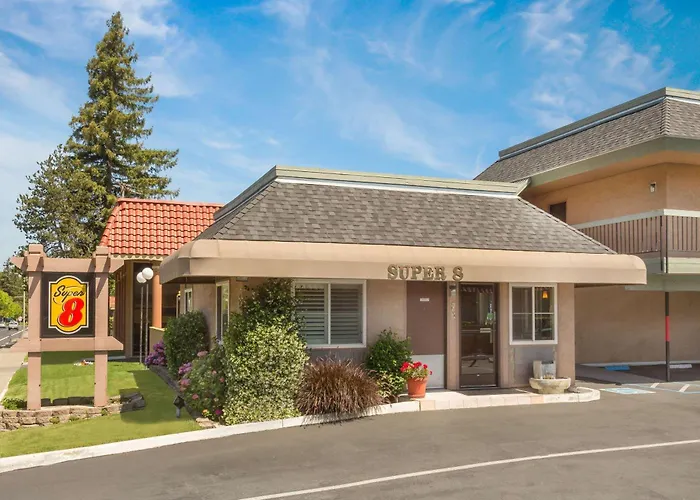 Super 8 By Wyndham Martinez