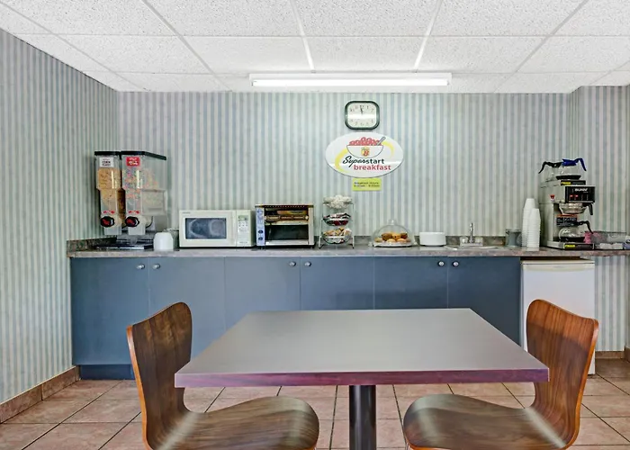 Romantic hotel: Super 8 By Wyndham Niagara Falls North