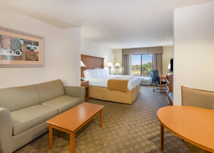 Hotel with Tennis: Holiday Inn Express Socorro By Ihg