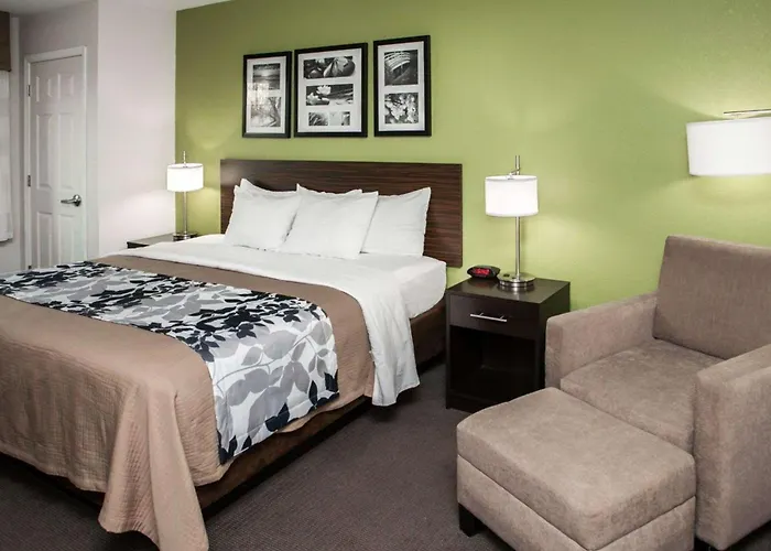 Hotel with pool: Sleep Inn & Suites Harrisburg - Hershey North