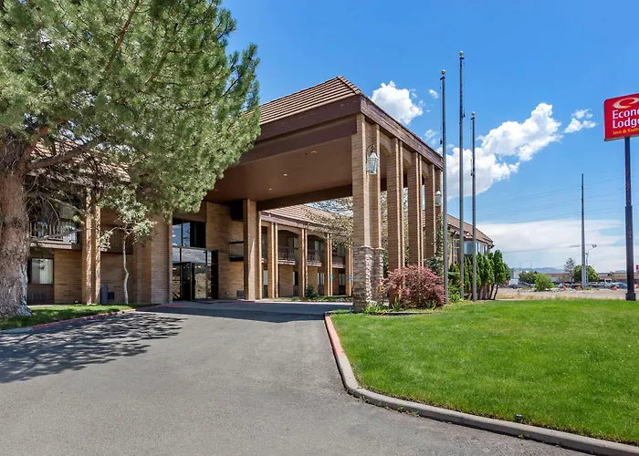 Pet Friendly hotel: Econo Lodge Inn & Suites Sandy