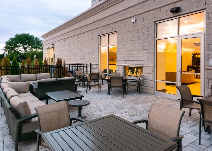 Central hotel: Holiday Inn & Suites - Farmington Hills - Detroit Nw By Ihg