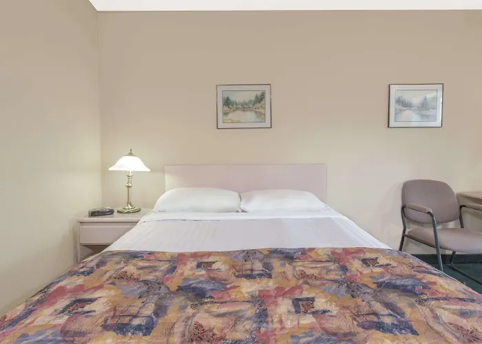 Super 8 By Wyndham Golden