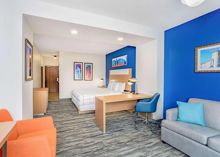 Pet Friendly hotel: La Quinta Inn & Suites Katy-Mills By Wyndham Katy