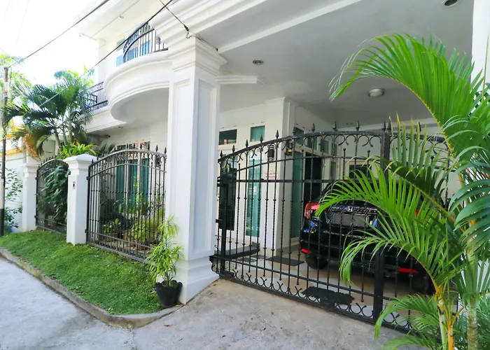 Central hotel: Ge Jacmart Homestay Makassar