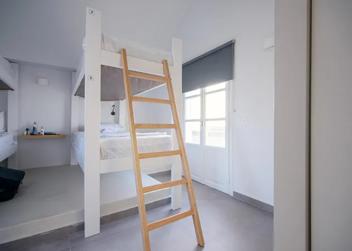 Central Hostel Oia
