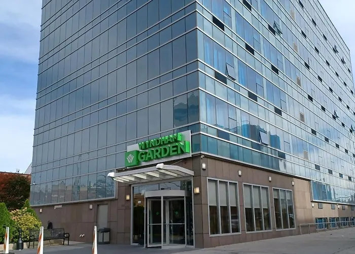 Pet Friendly hotel: Wyndham Garden Long Island City