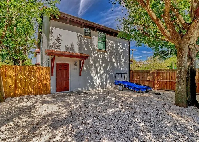 Cozy Haven Attached To Million Home - South Tampa