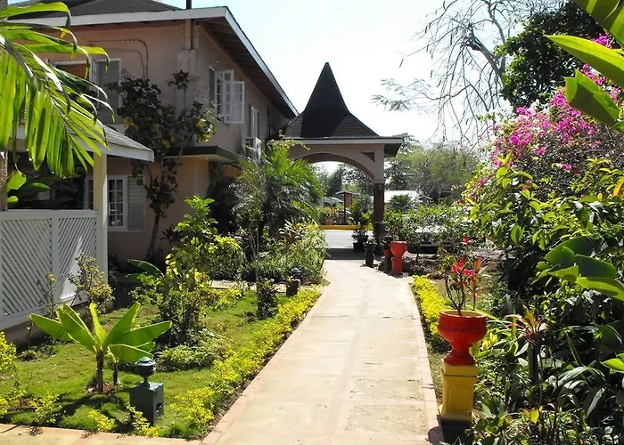 Bar-B-Barn Beach Hotel