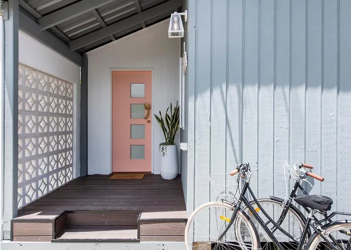 Pet Friendly hotel: Sea Breeze Cottage - Oceanstays