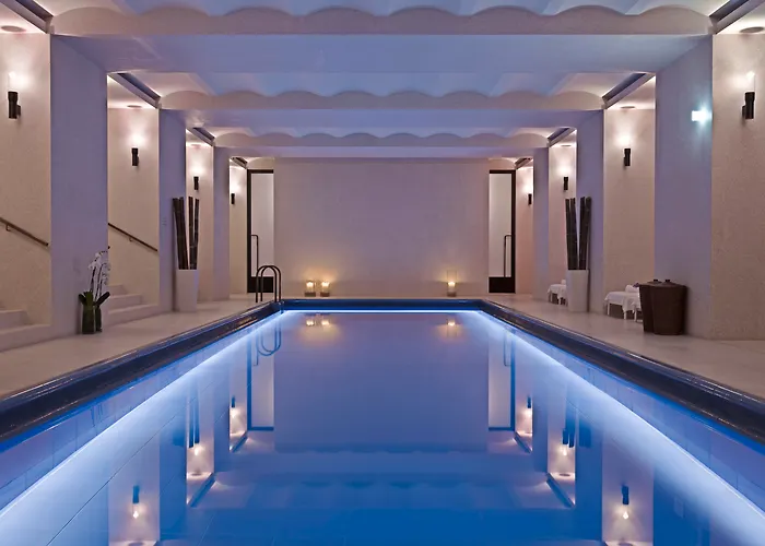 Hotel with pool: Hotel Cafe Royal