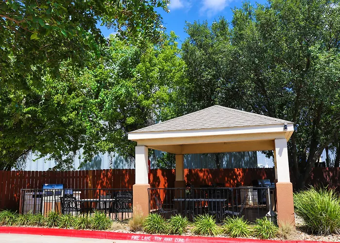 Hotels Close to Airport Sonesta Simply Suites Austin South