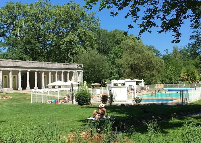Camping Parc d'Audinac les Bains 3 étoiles - Piscine chauffée - Vue montagne