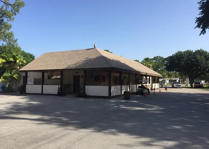 Beach hotel: Road Runner Travel Resort