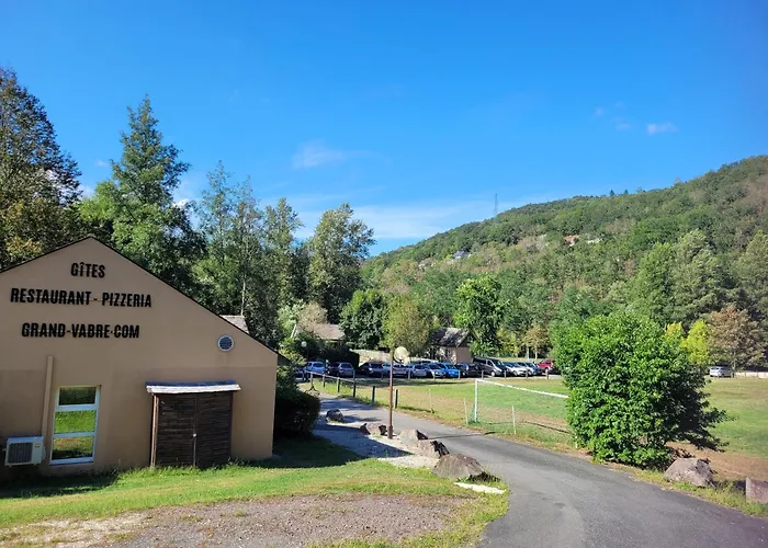 Hôtel accueillant les animaux: Village 17 gites, Piscine, Restaurant , 2 gites avec SPA, 3km de Conques