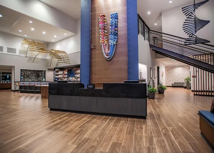 Hotel with Tennis: Doubletree By Hilton Asheville Downtown