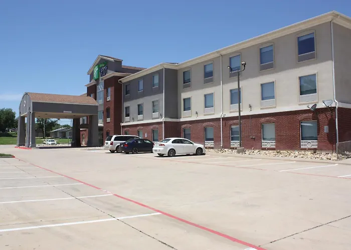 Hotel with pool: Holiday Inn Express Hotel & Suites Shamrock North By Ihg