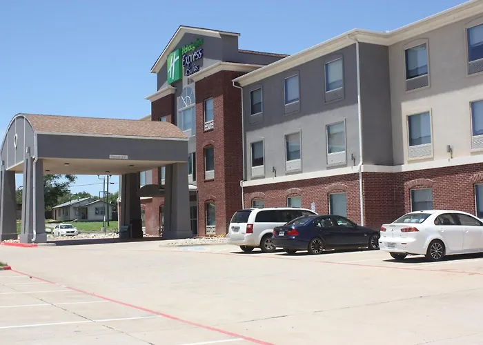 Hotel with pool: Holiday Inn Express Hotel & Suites Shamrock North By Ihg