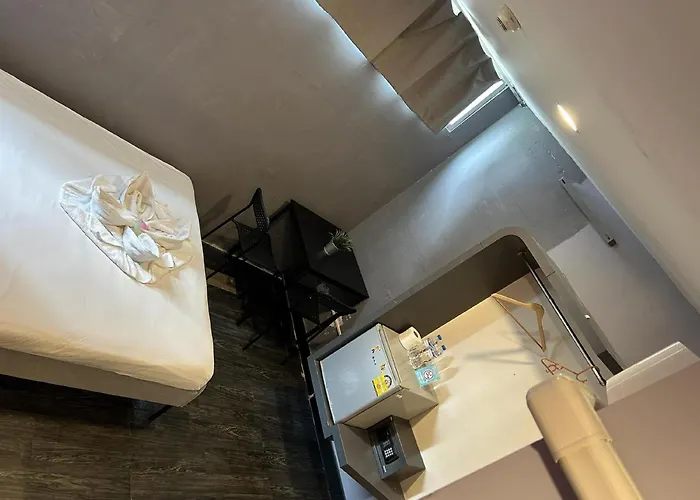 Cheqinn Hostel - Sukhumvit 4 Nana Plaza