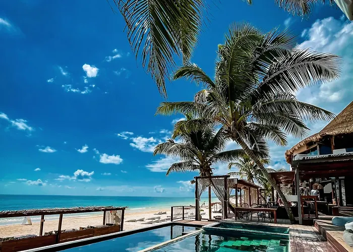 Hotel with pool: Amansala Resort