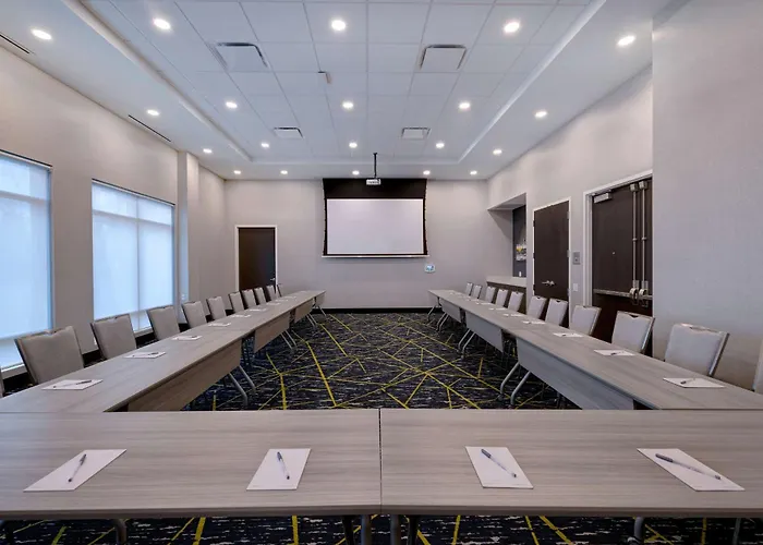 Pet Friendly hotel: Hampton Inn & Suites Burlington, Ontario, Canada