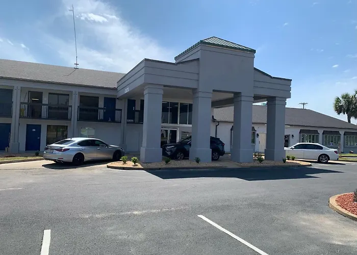 Motel: Suburban Studios