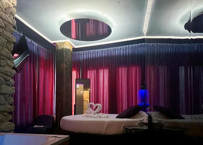 Hot Tub in Room Utopia Alicante - Boutique Para Adultos