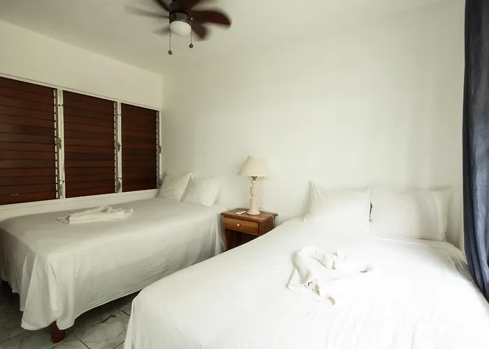 Hotel: Yellow Bird Sea