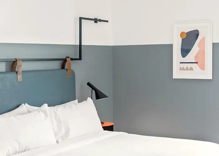 Central hotel: The Metric - Los Angeles Downtown