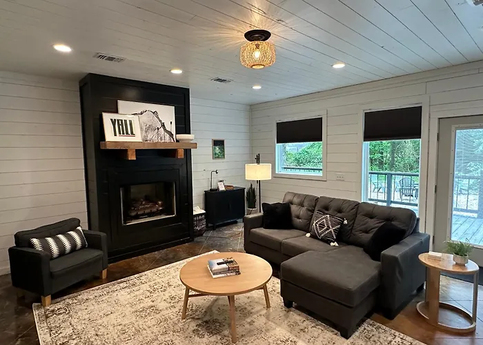 Pet Friendly hotel: The Riser - Brand New Modern Cabin In Broken Bow